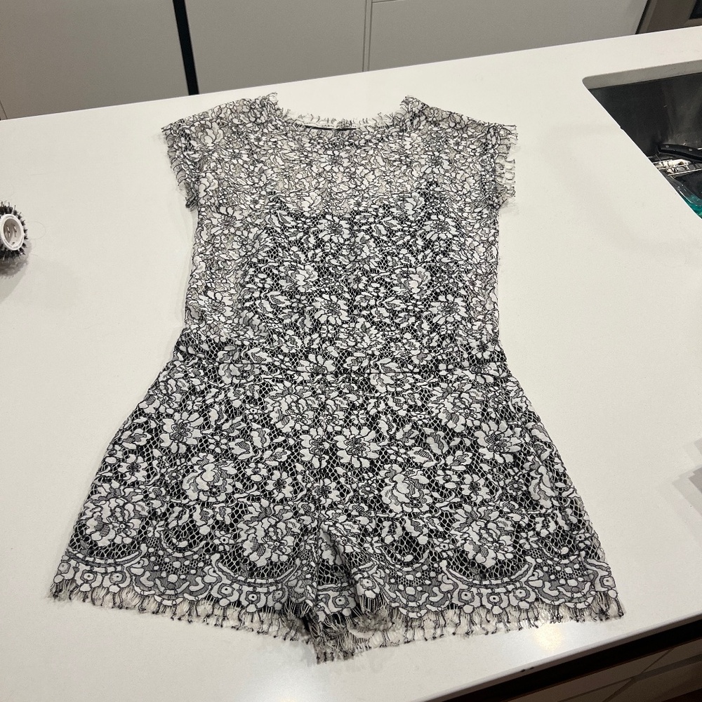 CHIC Lace romper ( from Supertrash). Black and white size 36.   50$